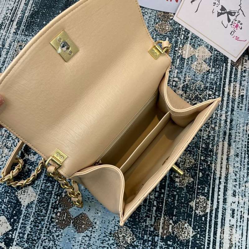 目を惹くカラー シャネル ショルダーバッグスーパーコピーお洒落に? shs82035