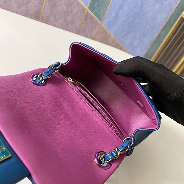 目を惹くカラーシャネル ミニ フラップ バッグ マトラッセ スーパーコピー shp02815