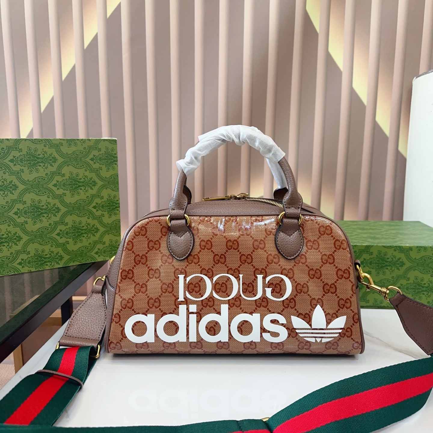 グッチ×アディダス　GUCCI×ADIDAS　GGクリスタル ミニダッフル コーティン グキャンバスxレザー 2WAYハンドバッグ - 画像 1