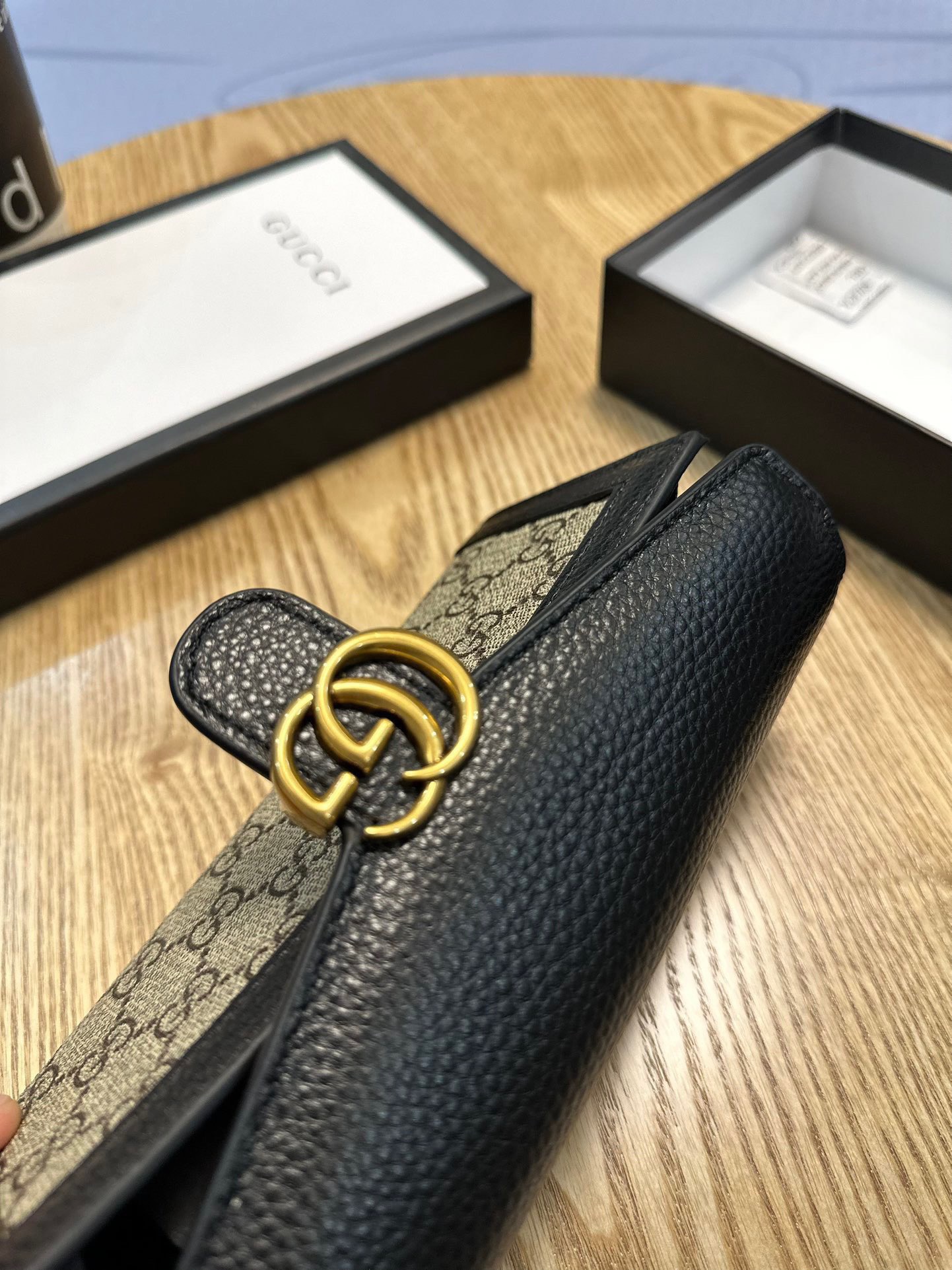 GUCCI グッチ 二つ折り財布 高級感 ファスナー付き 黒 19x10cm - 画像 7