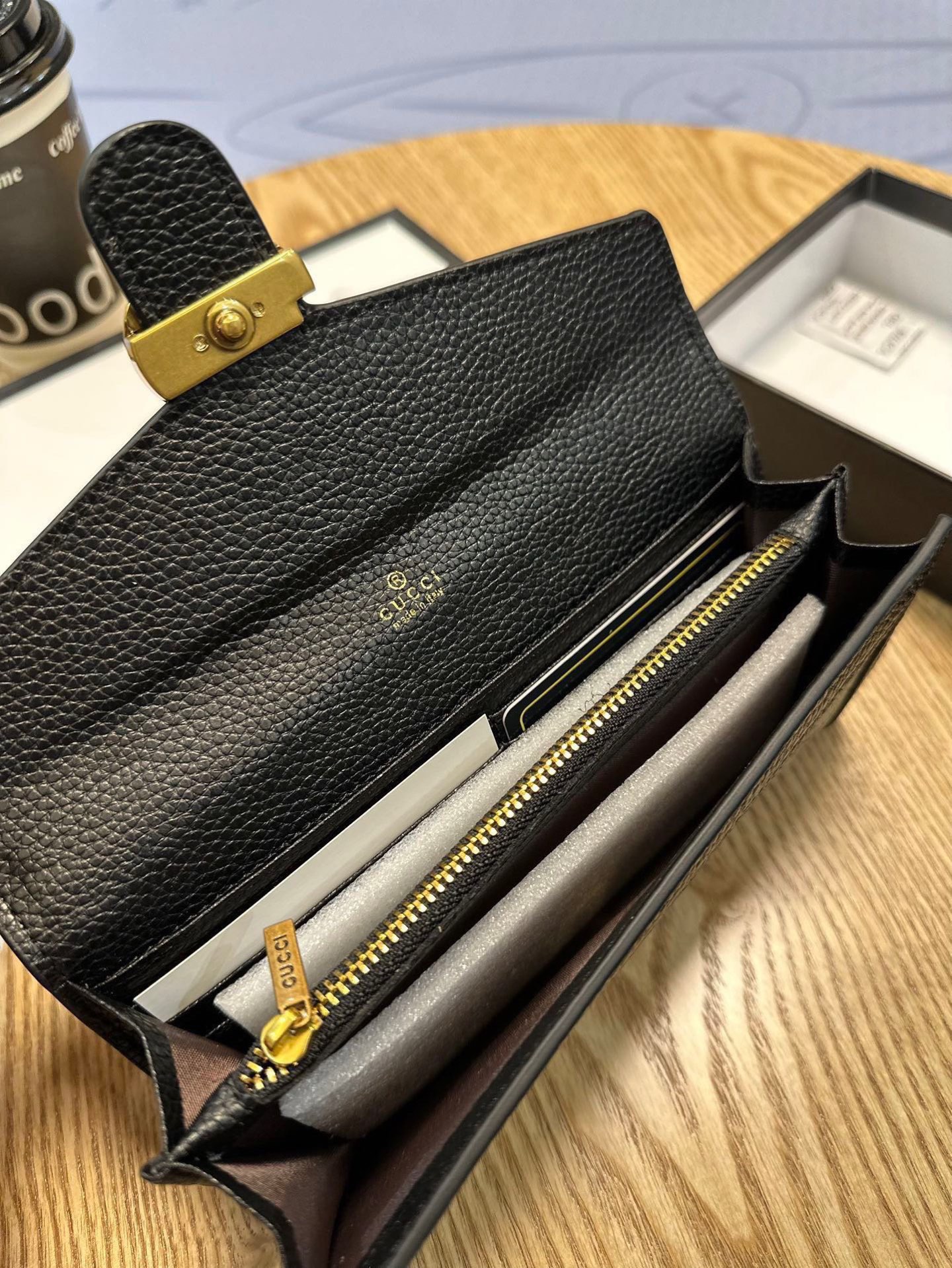 GUCCI グッチ 二つ折り財布 高級感 ファスナー付き 黒 19x10cm - 画像 9