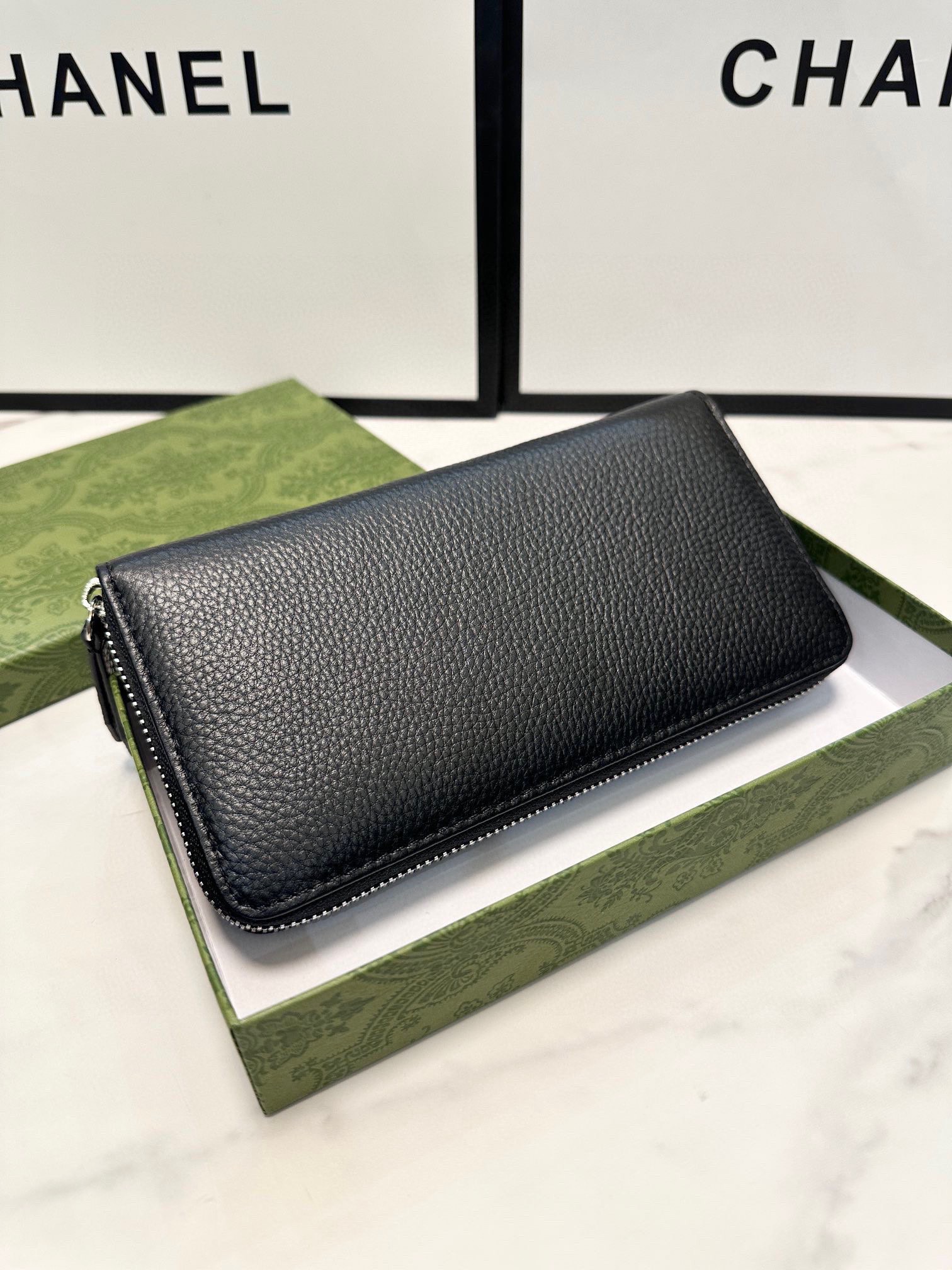 Gucci グッチ スタッズ ロングジップウォレット 黒色 本革仕様 メンズ ウォレット - 画像 4