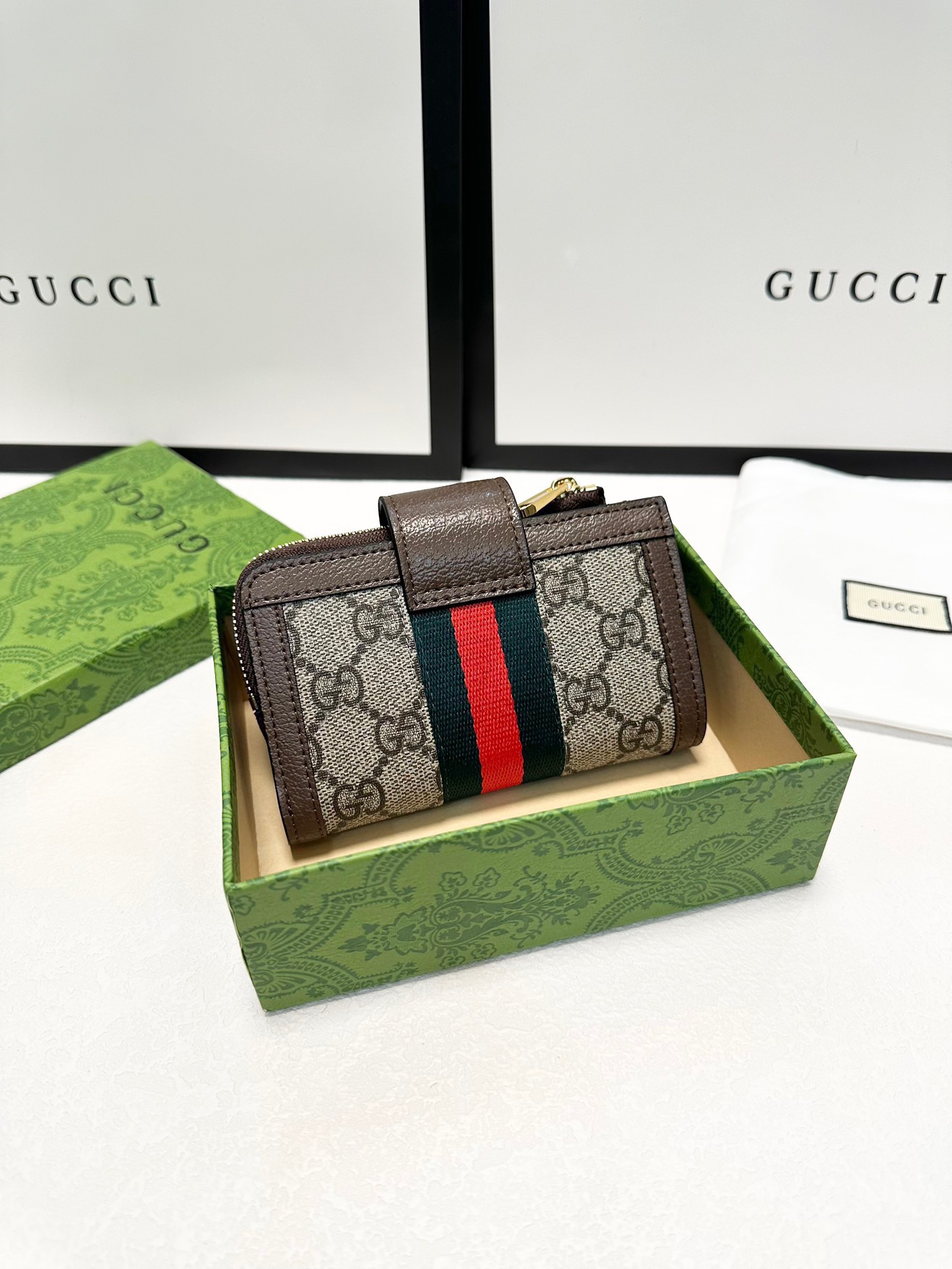 GUCCI グッチ 折り財布 2つ折り 軽量 ジップ付き ショルダーチェーン付き ブラウン - 画像 2