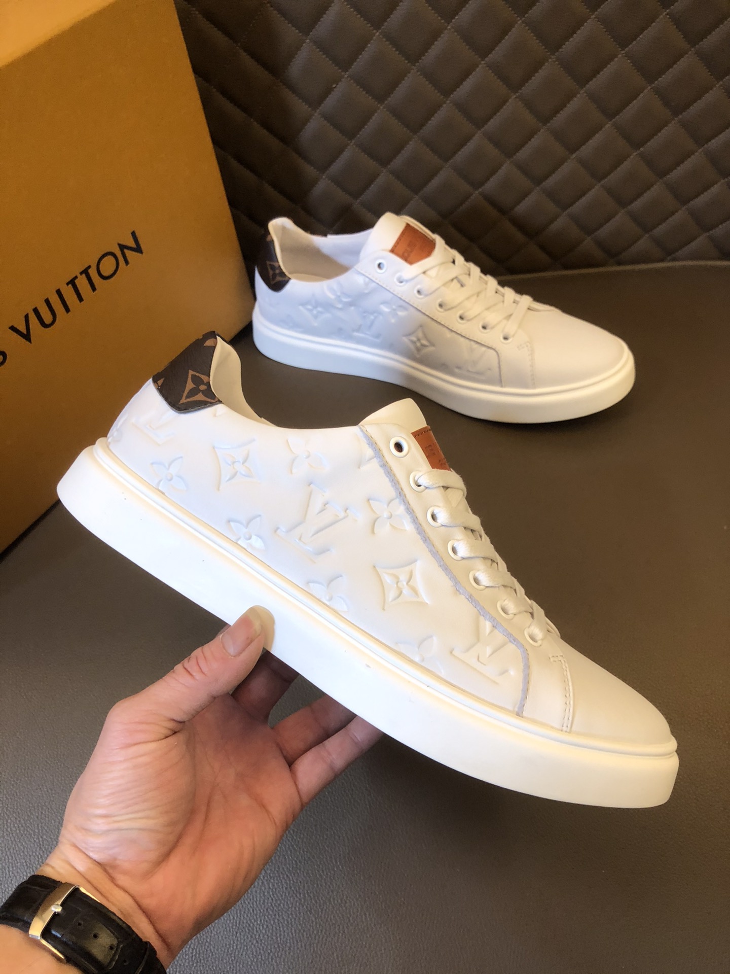 絶妙な新商品 ルイヴィトン LV スニーカー スーパーコピー