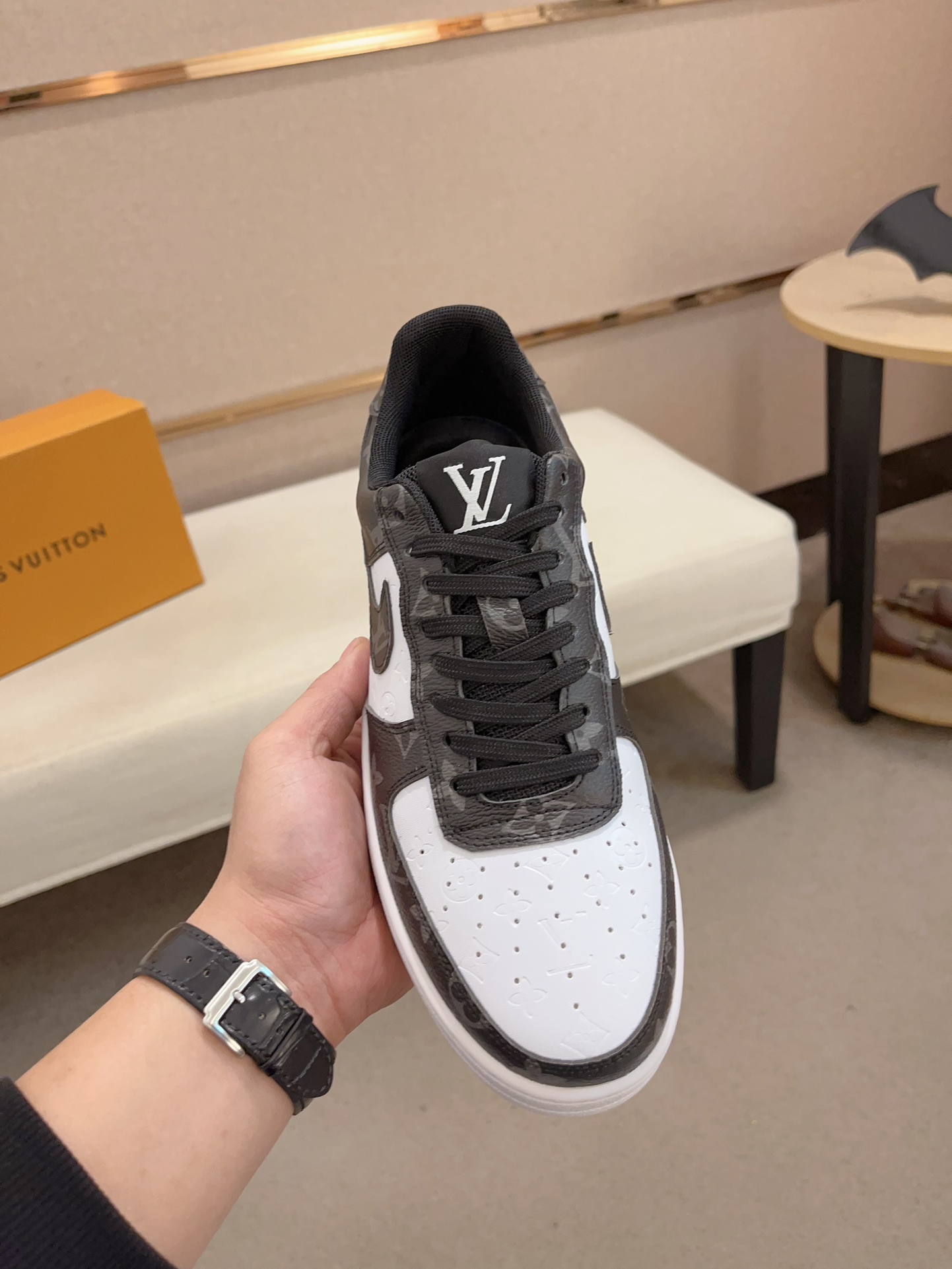 格好良いアイテム ルイヴィトン LV スニーカー スーパーコピー後払い通販信用できる