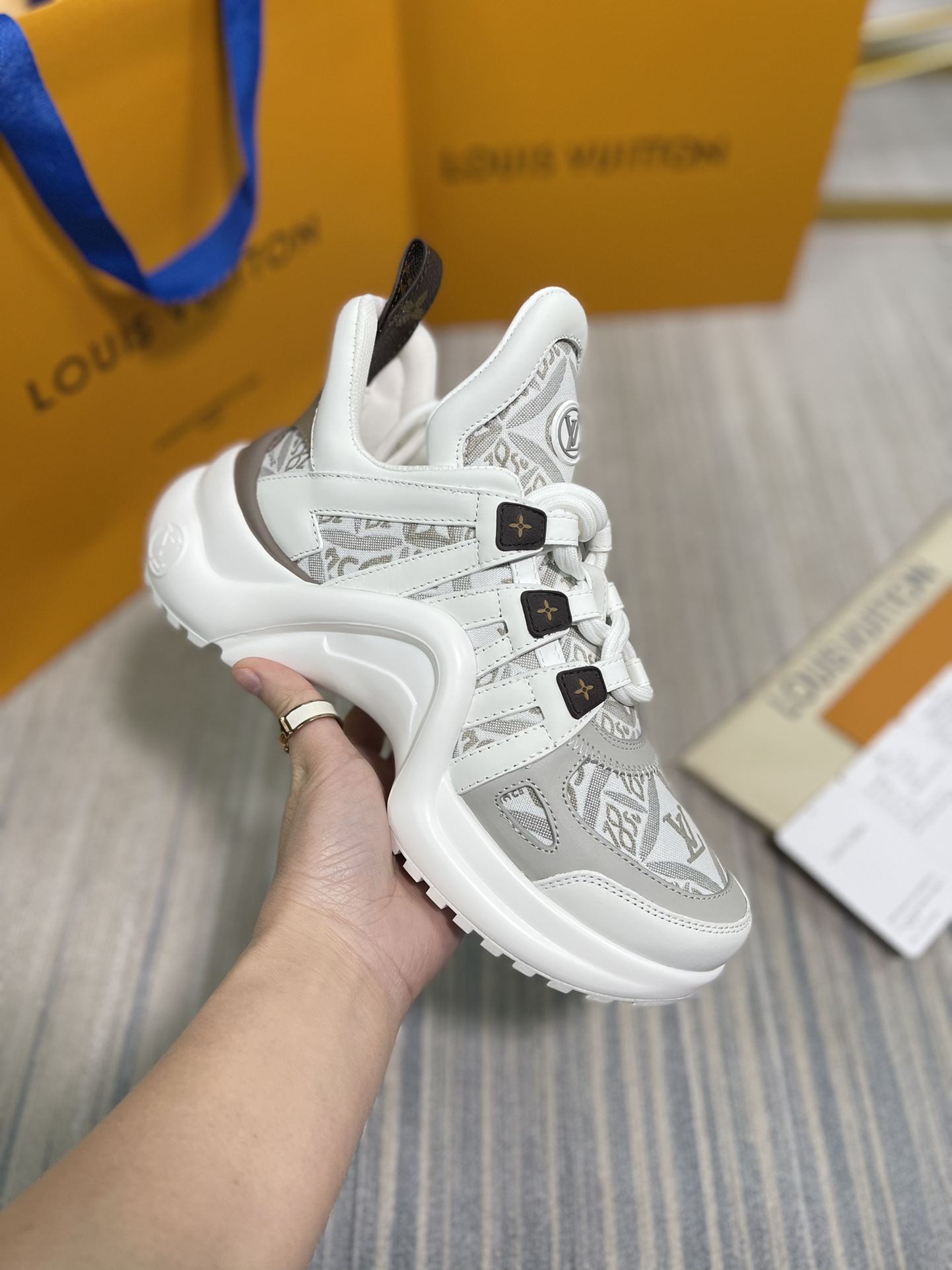LV