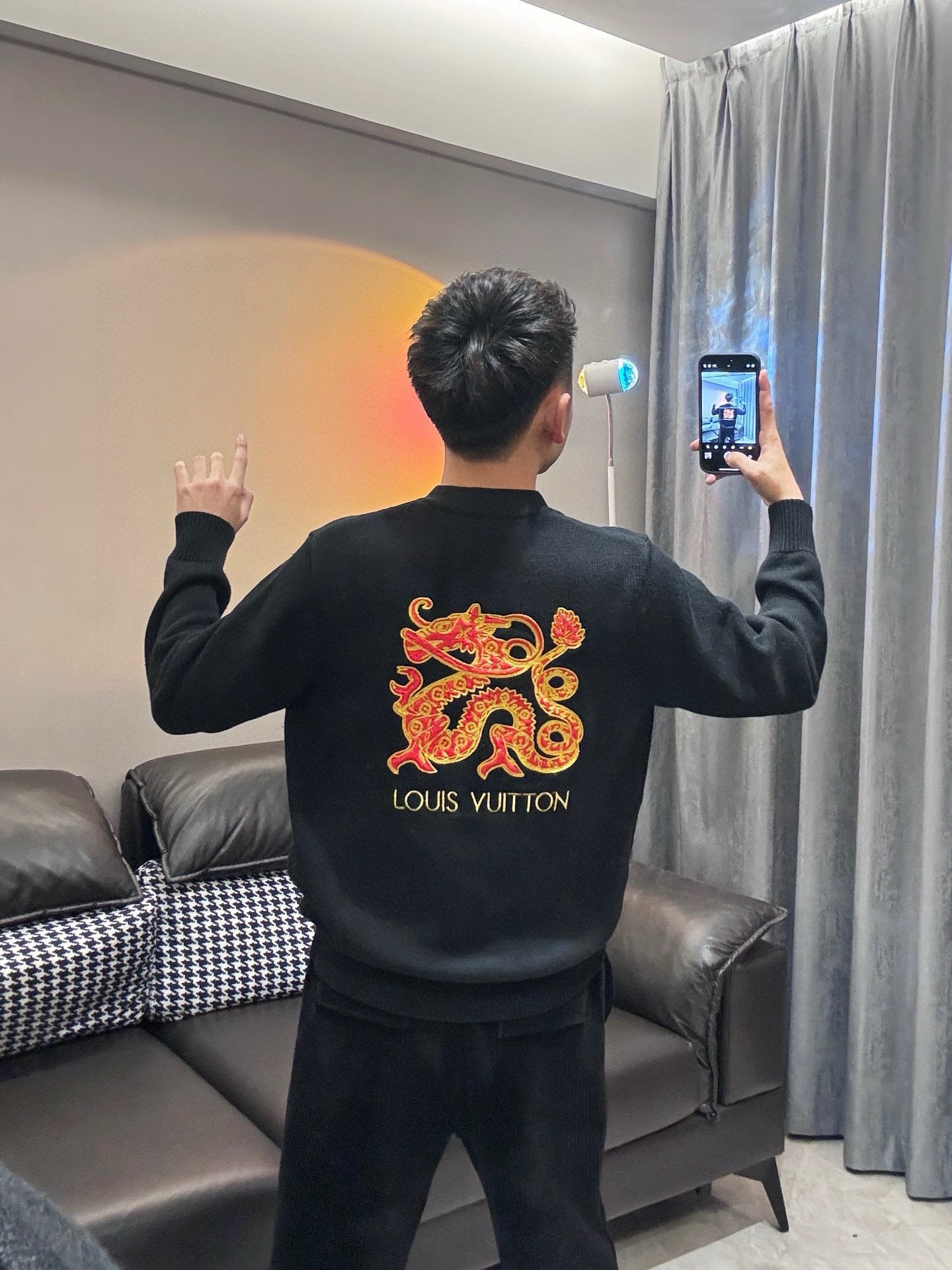 2024FW ルイヴィトン カーディガン mu6 セーター ドラゴン スーパーコピー 服 実物の写真