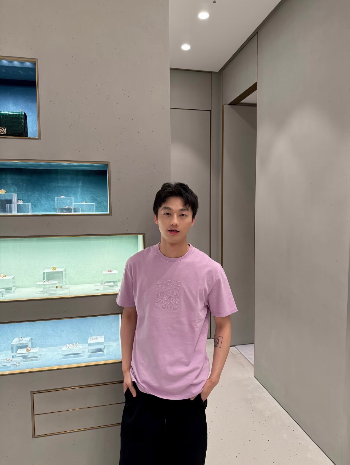 国内発送3色ロエベ 半袖Tシャツ メンズ/レディース XS S M L スーパーコピー代引き後払い対応